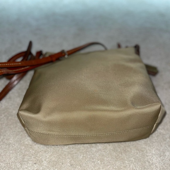 Dooney & Bourke nylon bag w/leather longstrap - Picture 4 of 11